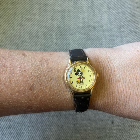Disney Minnie Mouse Lorus Watch - Picture 4 of 6